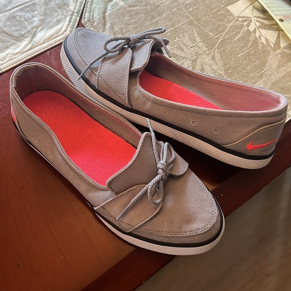 Nike Balta Lite LIKE NEW Sneakers - Picture 2 of 2